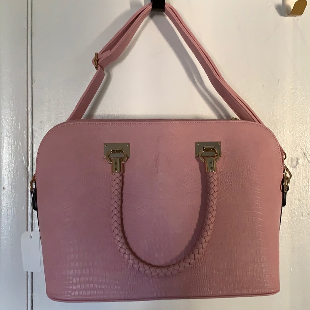 I’m selling a pink leather bag and band new bag